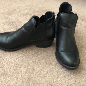 Black ankle boots Chelsea boots